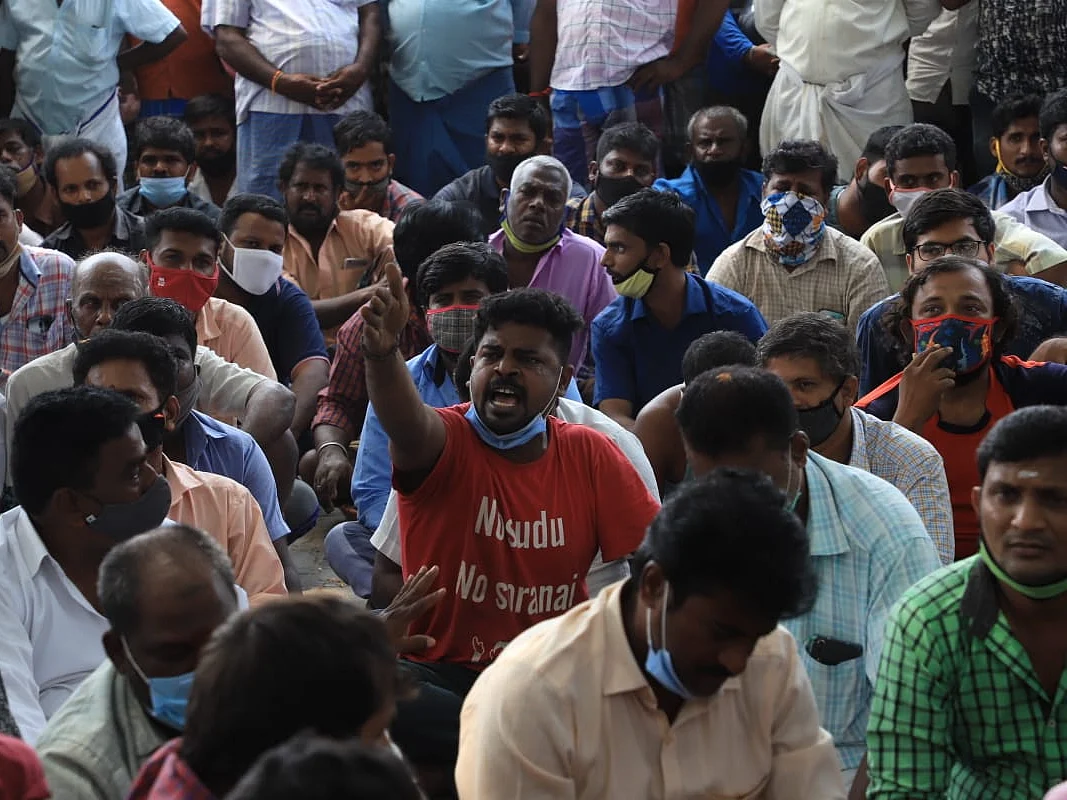 கோயம்பேடு மார்க்கெட்டில் சில்லறை வியாபாரத்துக்குத் தடை! - வியாபாரிகள் தொடர் போராட்டம்