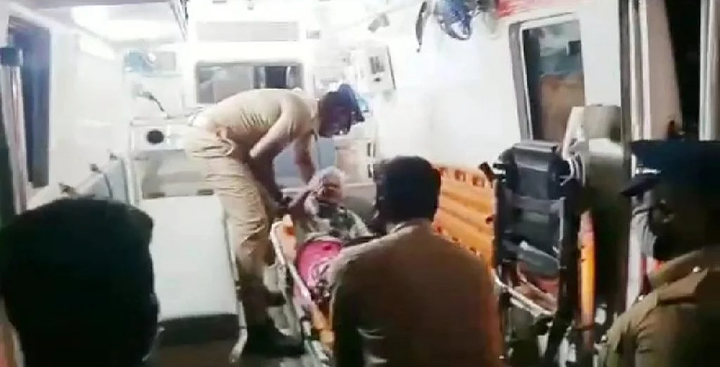 ஆம்புலன்ஸில் மருத்துவமனைக்குக் கொண்டு செல்லப்படும் மூதாட்டி