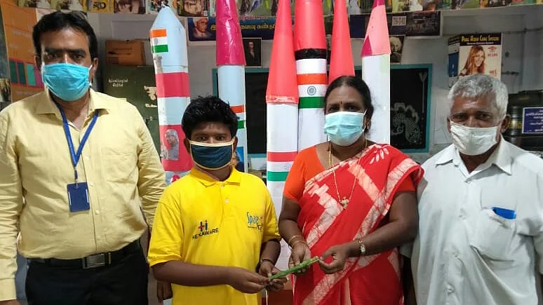 பூவரசனை பாராட்டும் தலைமை ஆசிரியை