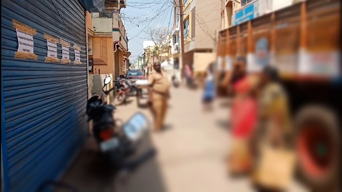 மளிகைக்கடை முன்பு பெண்கள்