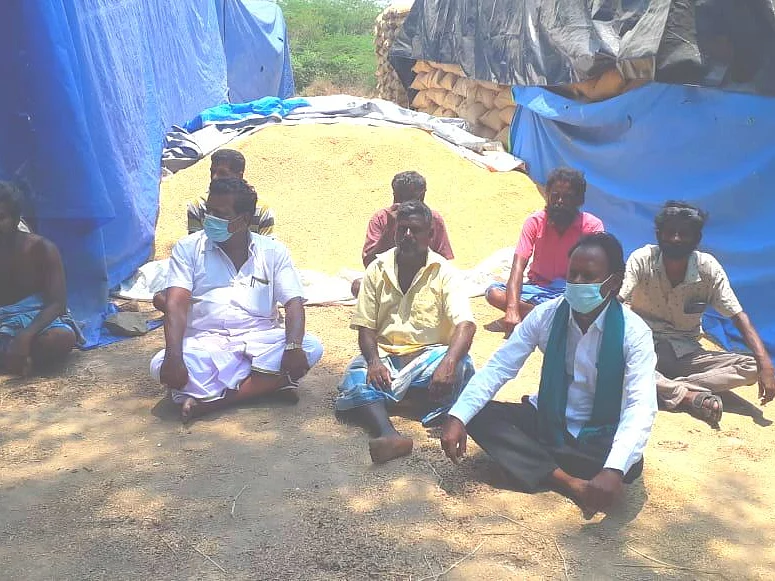 `நெல்லுக்கு கோணிப்பை இல்லை!' - 27 நாள்களாக விவசாயிகளை வஞ்சிக்கும் அதிகாரிகள்