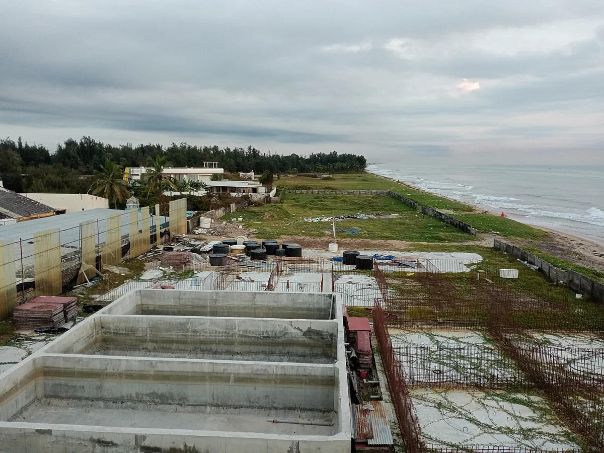 கடற்கரையிலேயே அமைந்துள்ள இறால் பண்ணைகள்