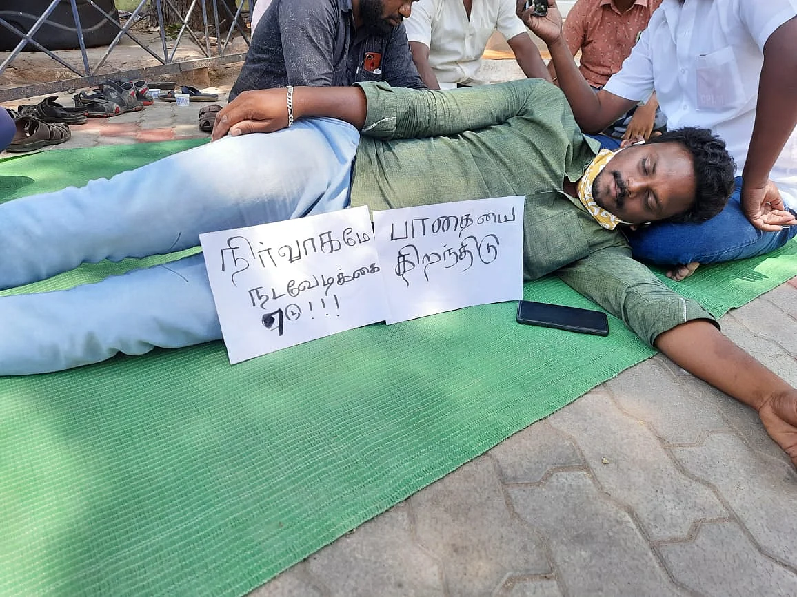 கரூர்: அடைக்கப்பட்ட சாலை; திறக்காத நகராட்சி நிர்வாகத்தை ஸ்தம்பிக்க வைத்த இளைஞர்கள் போராட்டம்