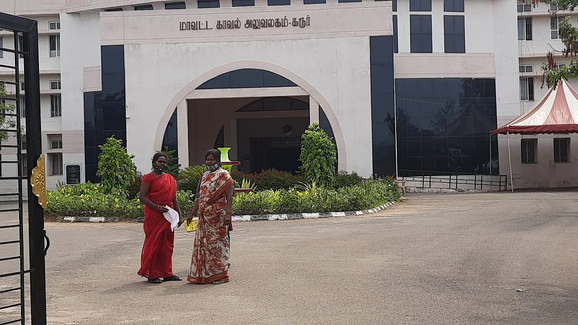 புகாரளிக்க வந்த சுயஉதவிக்குழுப் பெண்கள்