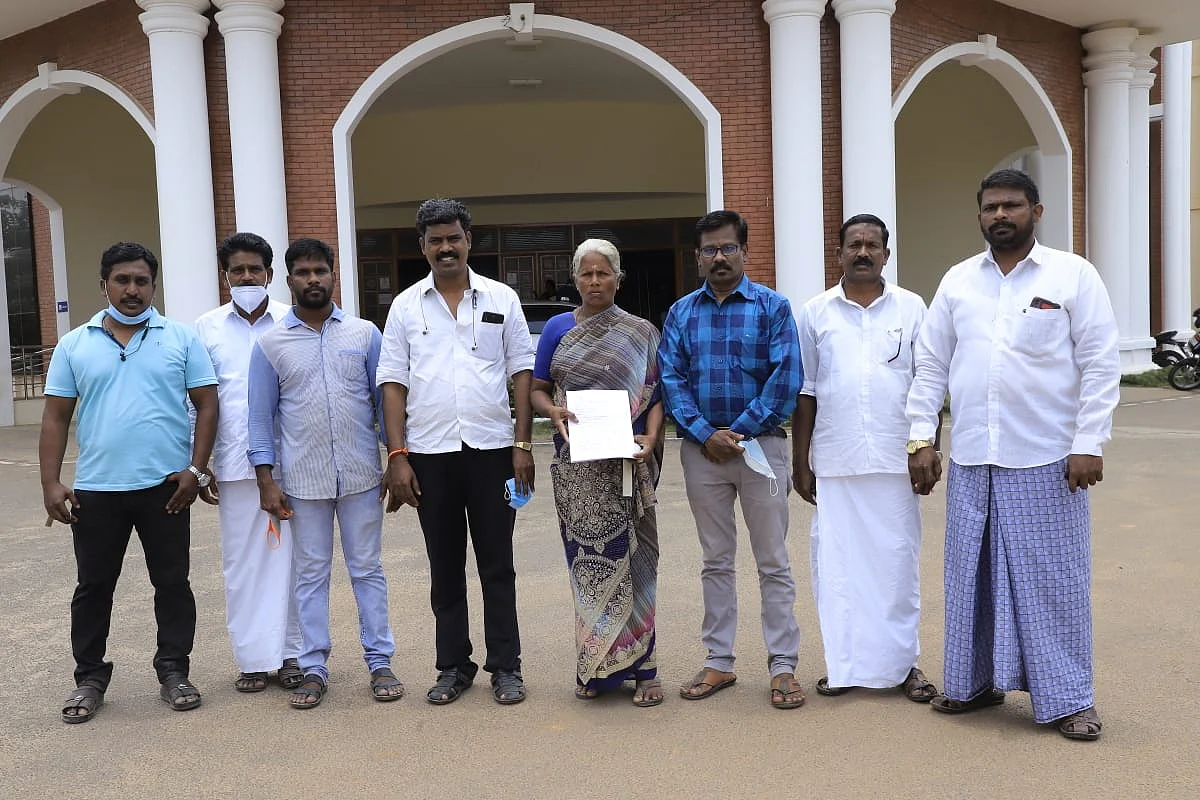 கலெக்டரிடம் மனு அளித்த காந்திமதி