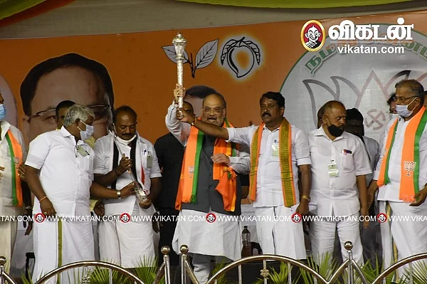 அமித் ஷாவுக்கு நினைவுப்பரிசு