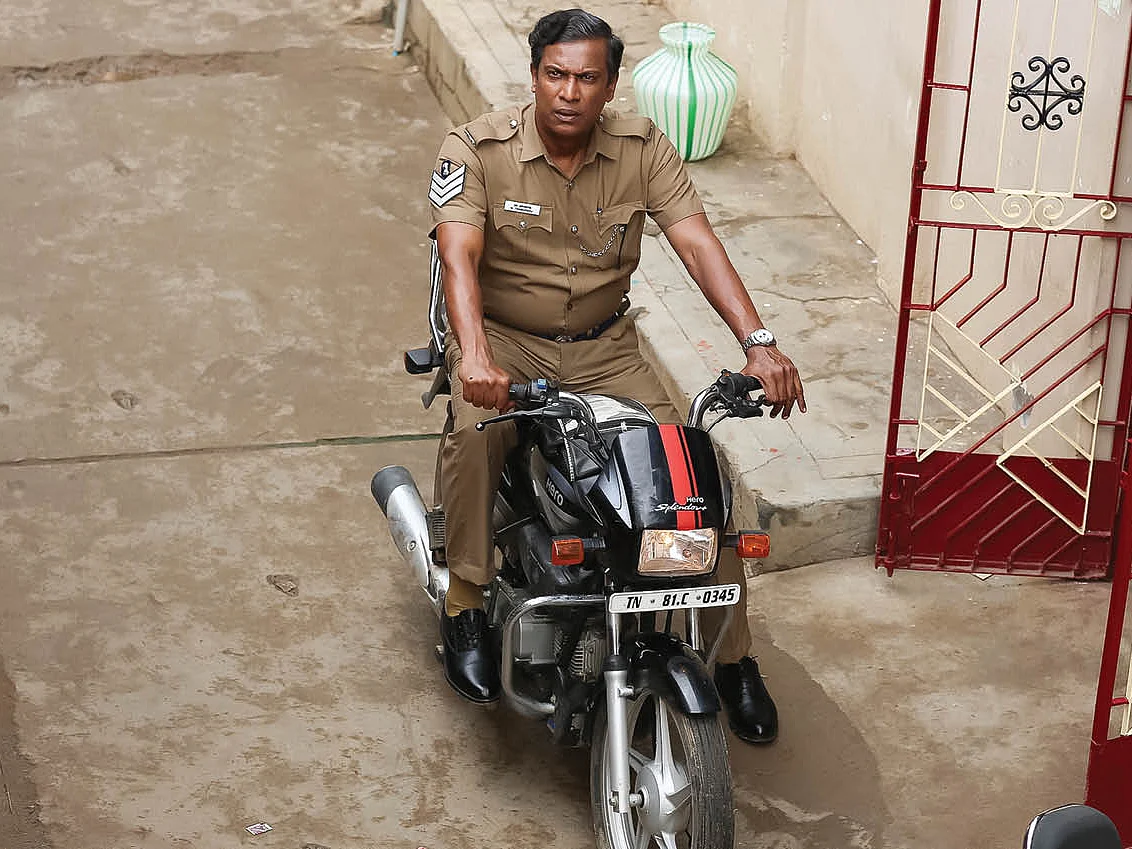 இது காக்கிச்சட்டைக்குப் பின்னால் இருக்கும் கதை!