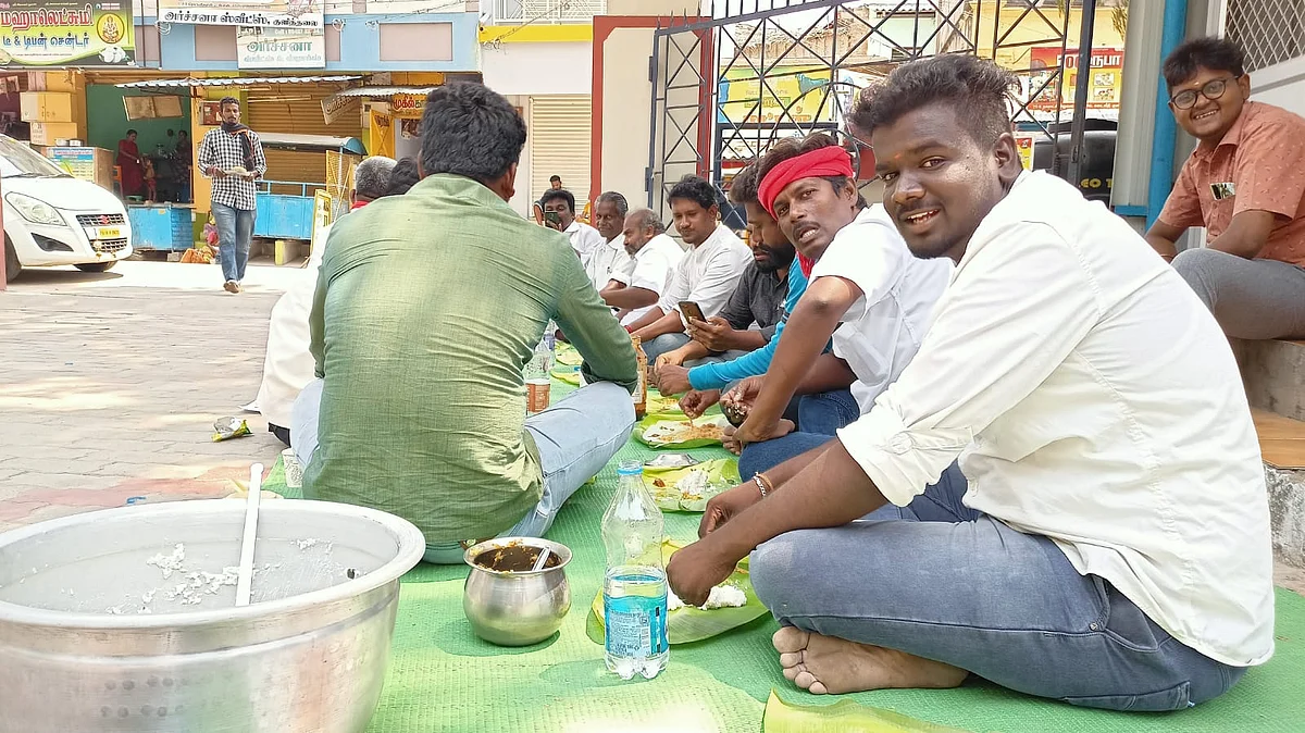 மதிய உணவு சாப்பிடும் இளைஞர்கள்