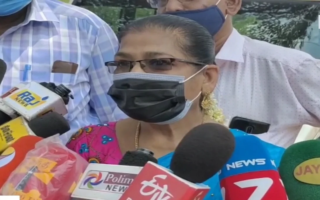 மாணவர்களுக்கு மது