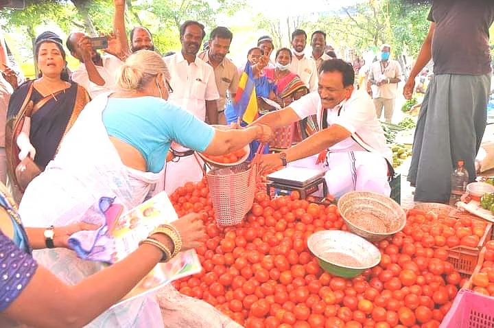 தக்காளி விற்பனை செய்த வேட்பாளர் சுகுமார்