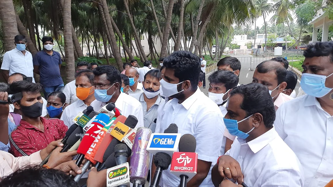 பேட்டியளிக்கும் அண்ணாமலை