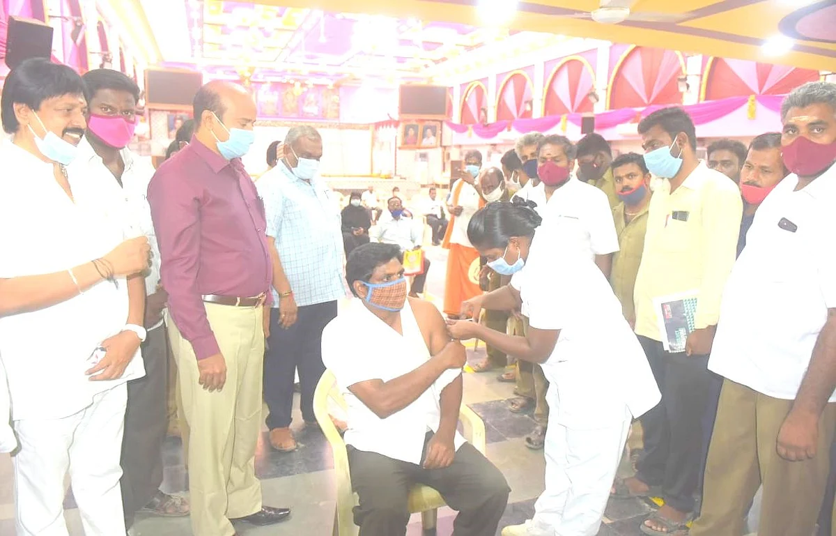 தடுப்பூசி போட்டுக்கொண்ட 45 வயதுக்கு மேலான நபர்