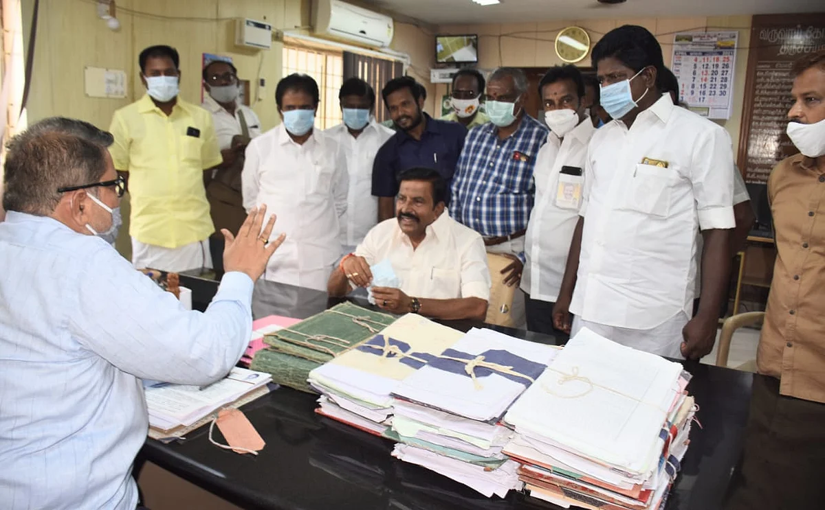 அதிகாரியிடம் முறையிட்ட நேரு