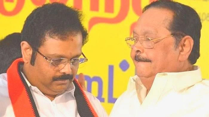 மகன் கதிர் ஆனந்துடன் துரைமுருகன்