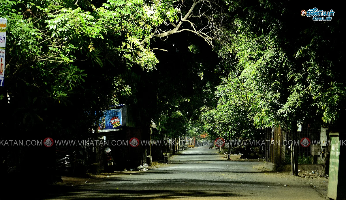 புதுச்சேரியில் வெள்ளை நகரப் பகுதியில் உள்ள செஞ்சி சாலை வெறிச்சோடி காணப்படுகிறது