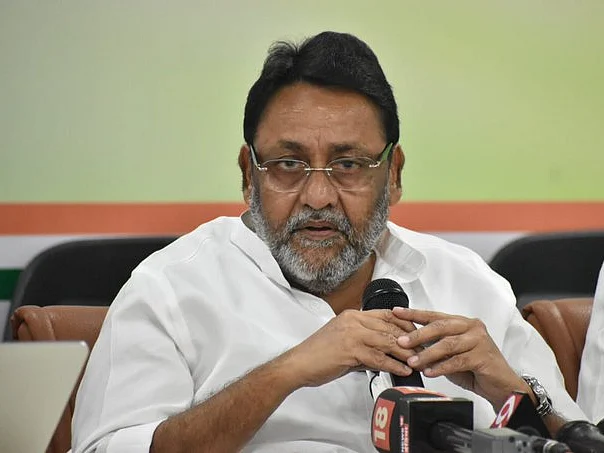 மகாராஷ்டிரா: `தடுப்பூசிக்கு உரிமை கொண்டாடும் பிரதமர், உயிரிழப்புகளுக்கு..?!’ -மாநில அமைச்சர் காட்டம்