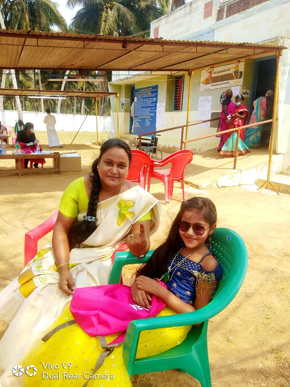 வாக்களிக்க மகளுடன் வந்த பெண்