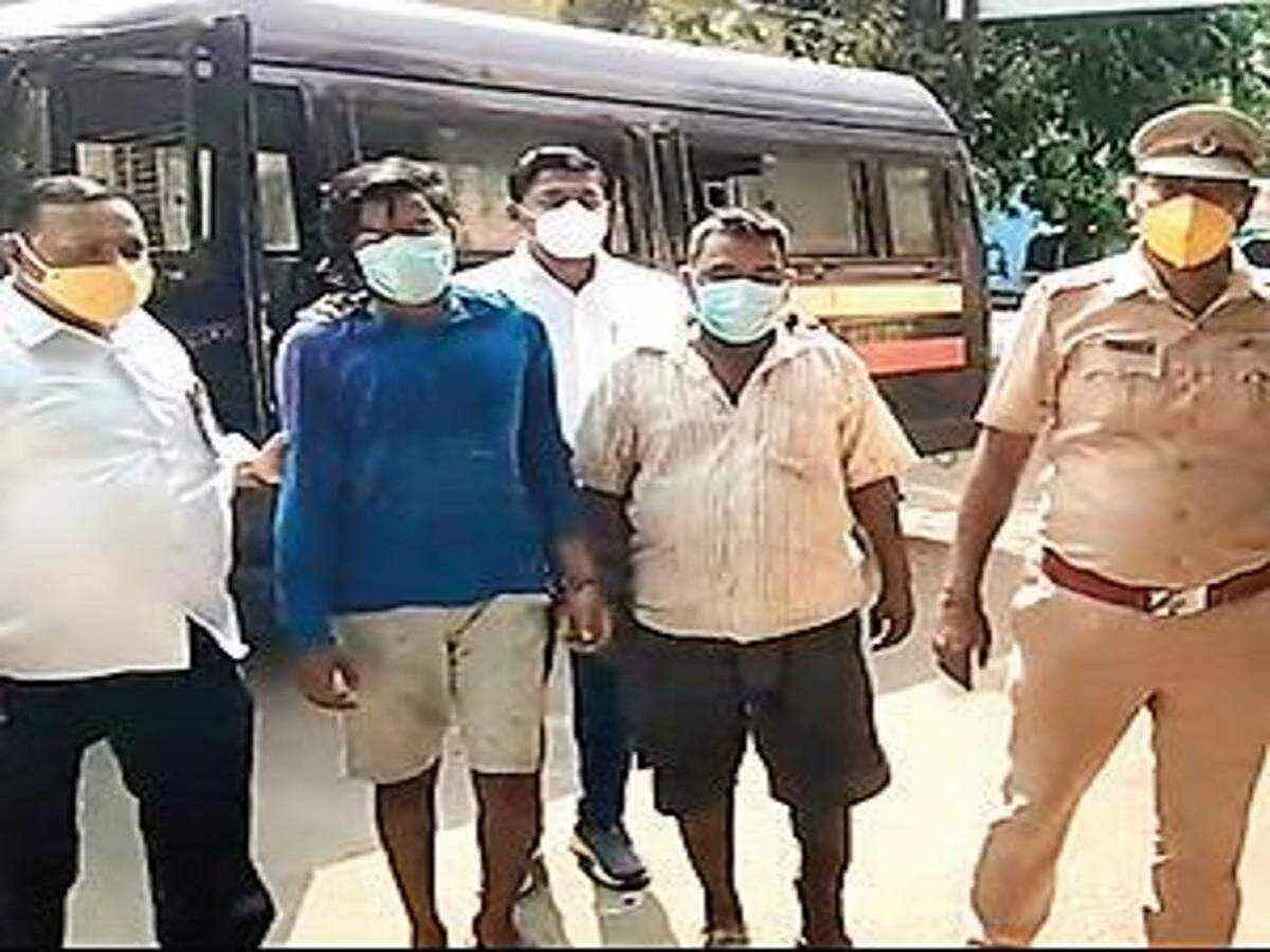 கைதான குப்தாவும், கடை ஊழியரும்