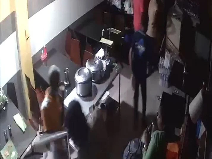 கோவை: உணவகத்தில் சாப்பிட்டுக்கொண்டிருந்தவர்களைத் தாக்கிய போலீஸ்... நடந்தது என்ன?!