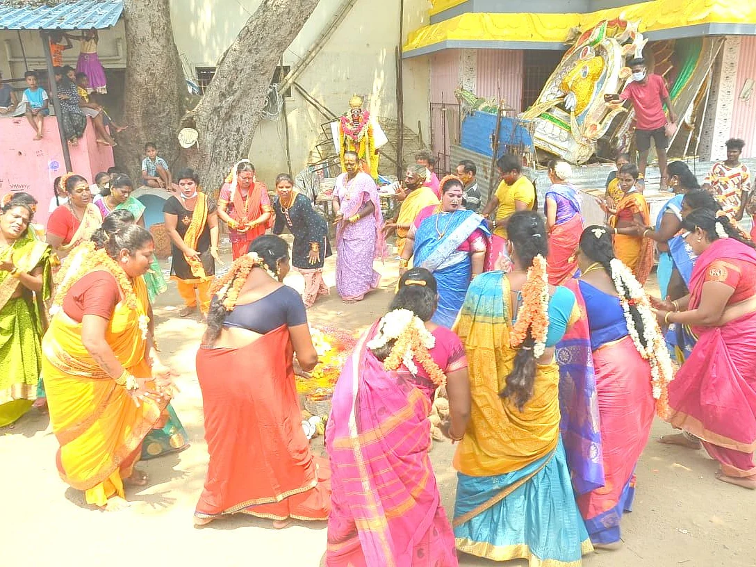 வேலூர்: `கொரோனா ஒழிந்து மக்கள் நலம் பெறணும்!' - கும்மியடித்து வழிபட்ட திருநங்கைகள்