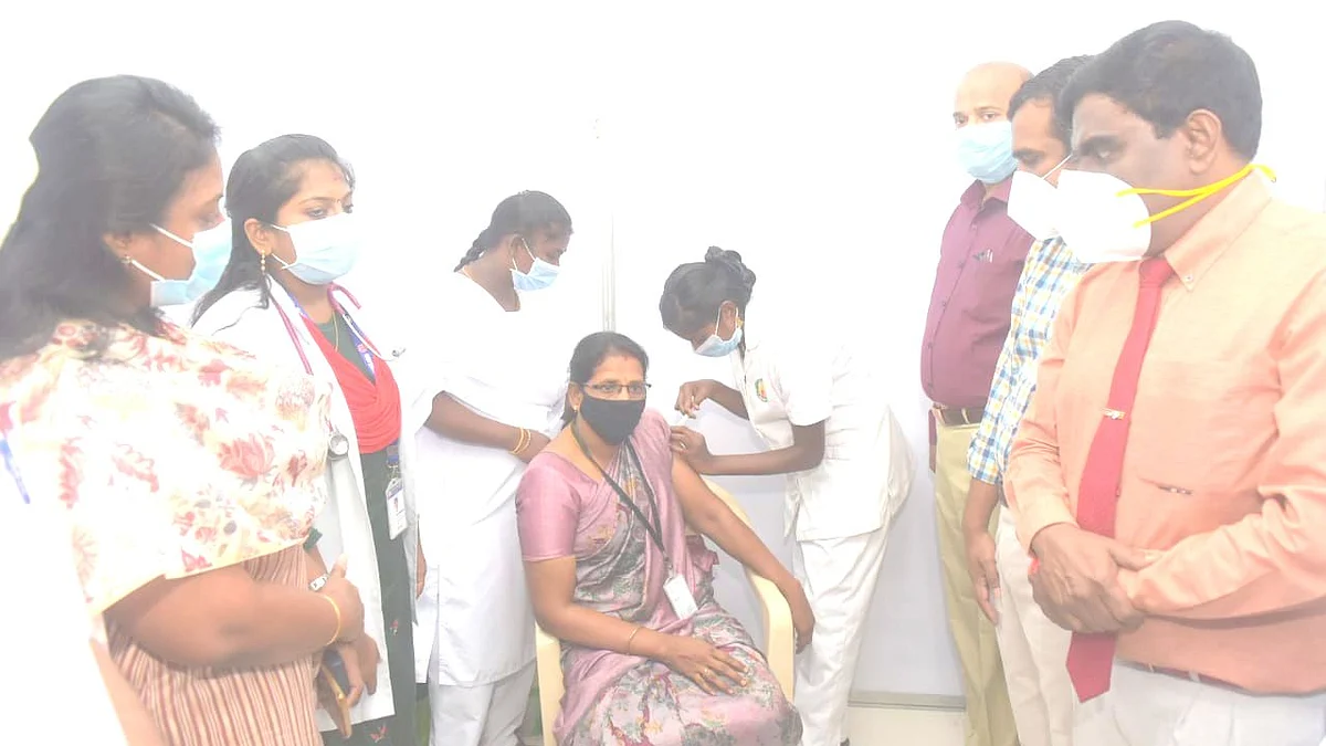 தடுப்பூசி போட்டுக்கொண்ட 45 வயதுக்கு மேலான பெண்
