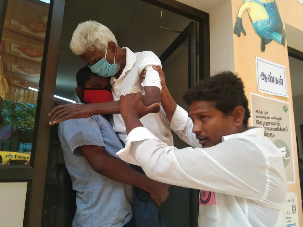 தூக்கிச் செல்லப்பட்ட முதிய வாக்காளர்கள்