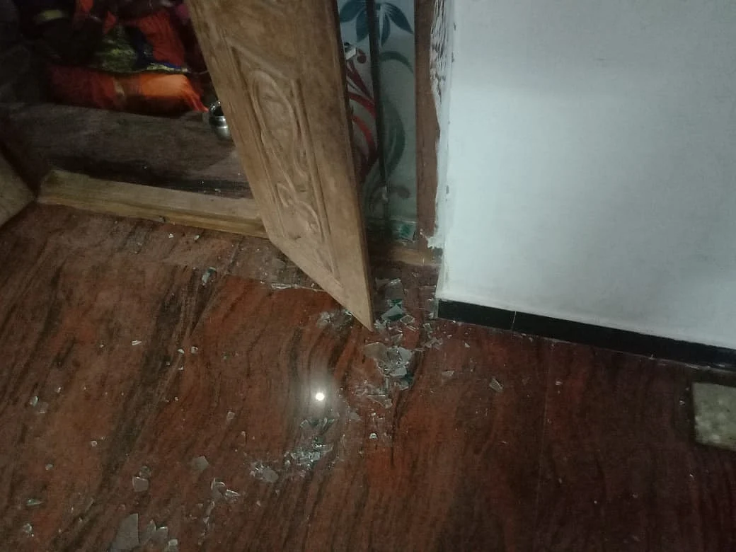 உடைந்துகிடக்கும் கண்ணாடி