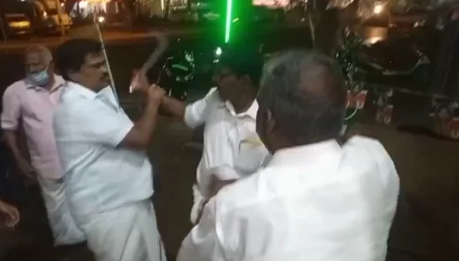 அரிவாளுடன் முருகேசன்