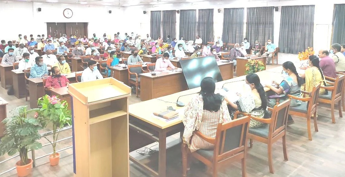 தடுப்பூசி செலுத்துவது குறித்து ஆலோசனை நடத்தும் அதிகாரிகள்