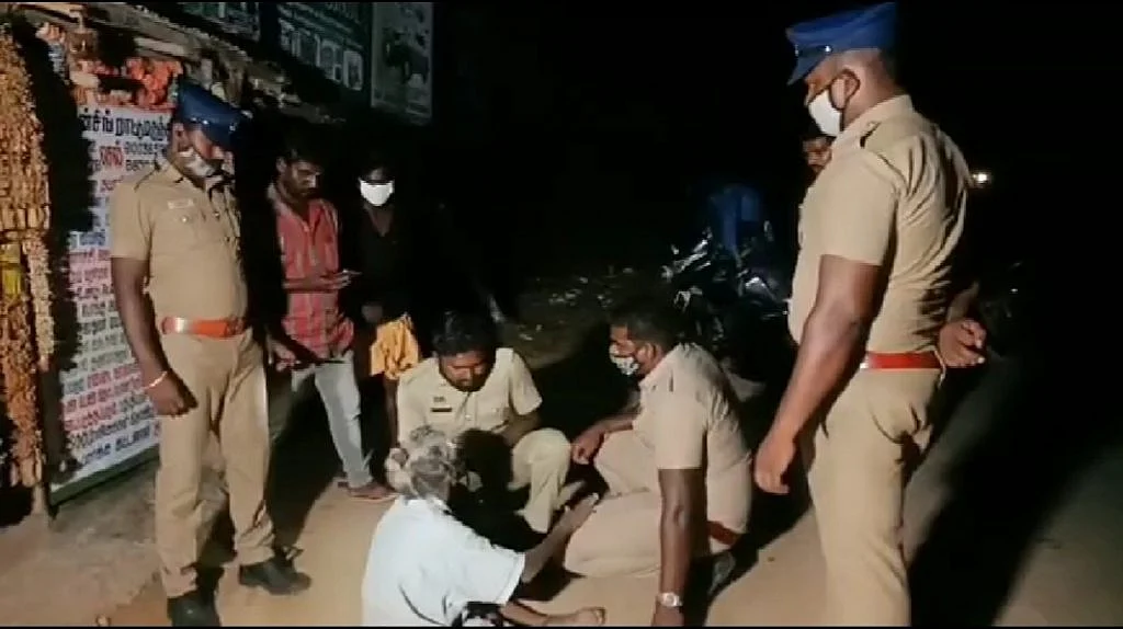 மூதாட்டியிடம் விசாரிக்கும் போலீஸார்