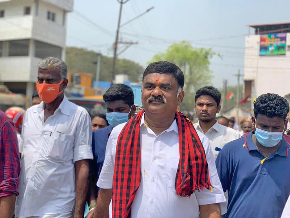 மிஸ்டர் கழுகு: விஜய்யும் அஜித்தும் சொல்ல வந்தது என்ன?