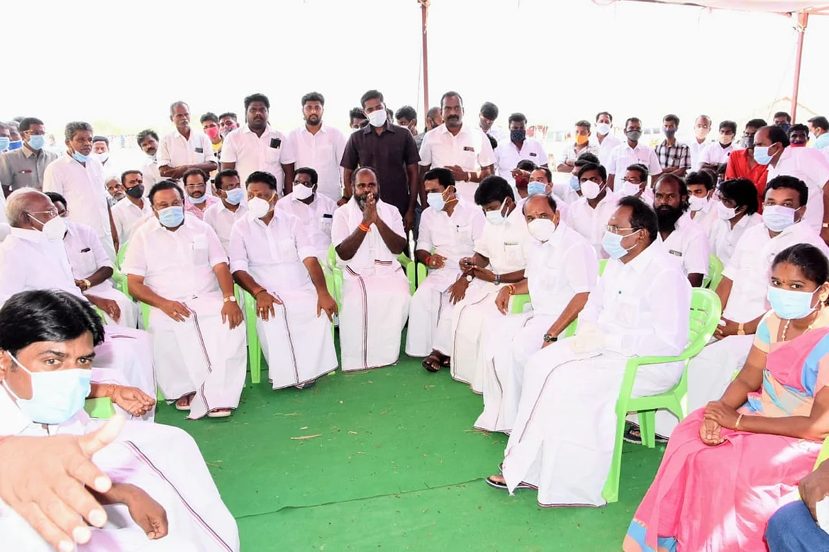 அஞ்சலி செலுத்த வந்த அமைச்சர்கள்