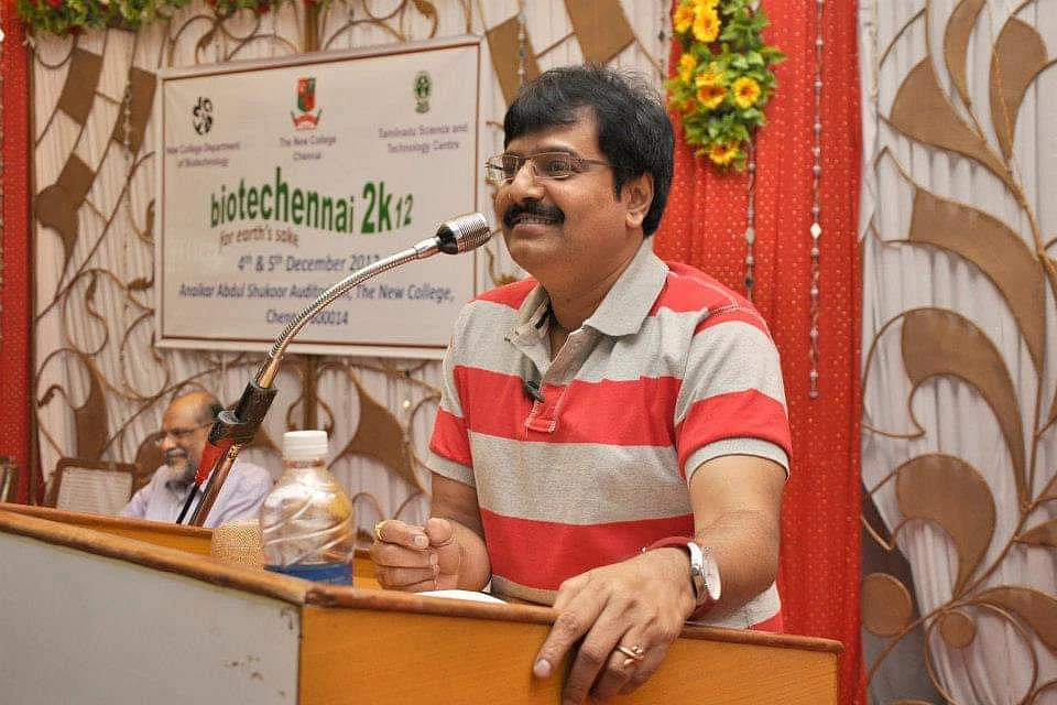 அமர்ந்திருப்பவர் சுல்தான் இஸ்மாயில்