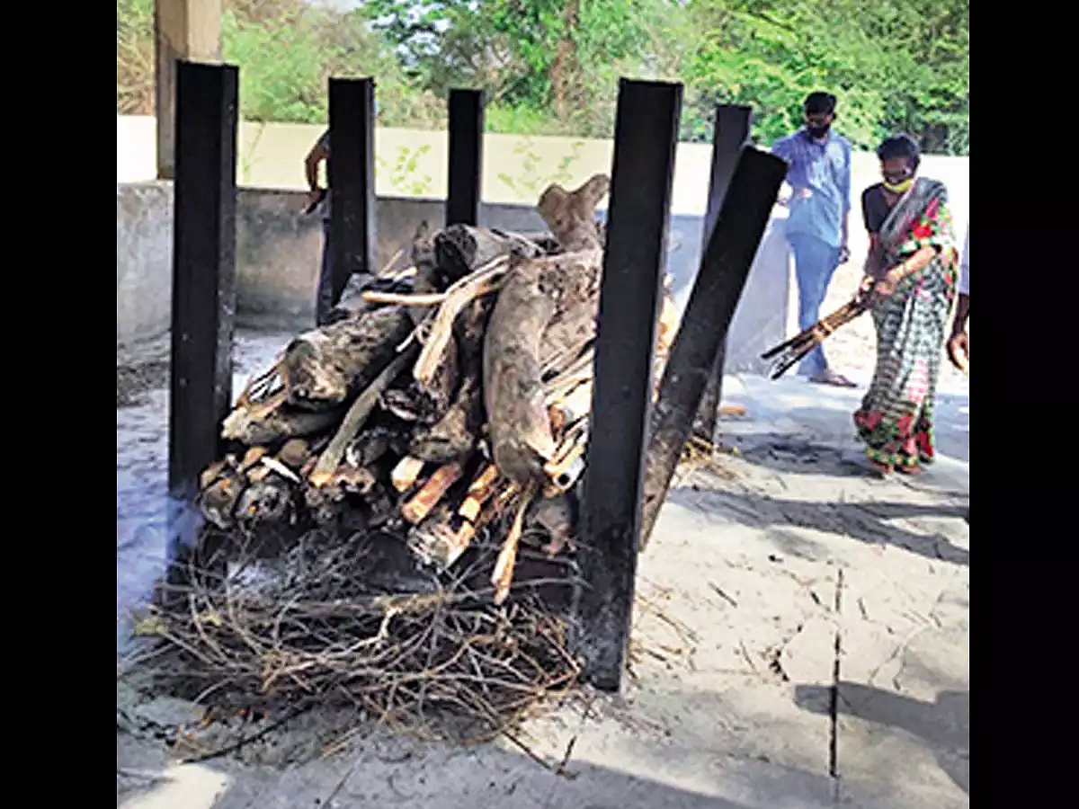 மகாராஷ்டிரா: மாமியாருக்கு இறுதிச்சடங்கு செய்து சிதைக்குத் தீ மூட்டிய கைம்பெண்!