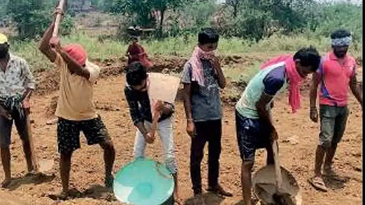 குளத்தைத் தூர்வாரும் பட்டதாரிகள்