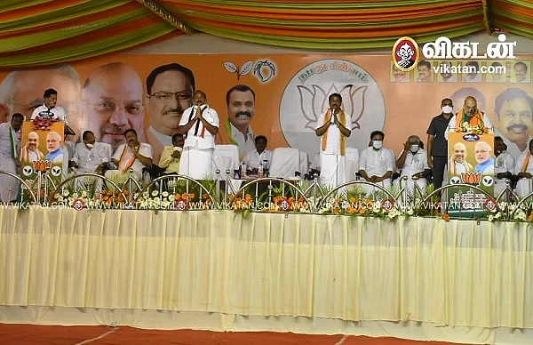 மேடையில் வேட்பாளர்கள் கணேசராஜா, நயினார் நாகேந்திரன்