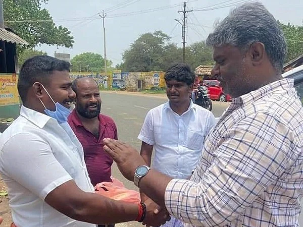 தென்காசி: `கண்டா வரச் சொல்லுங்க’ - ஃபேஸ்புக்கில் பதிவிட்டவரை நேரில் சந்தித்த தனுஷ்குமார் எம்.பி!