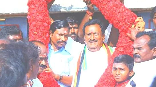 ஏழுமலையுடன் வேட்பாளர் சுகுமார்