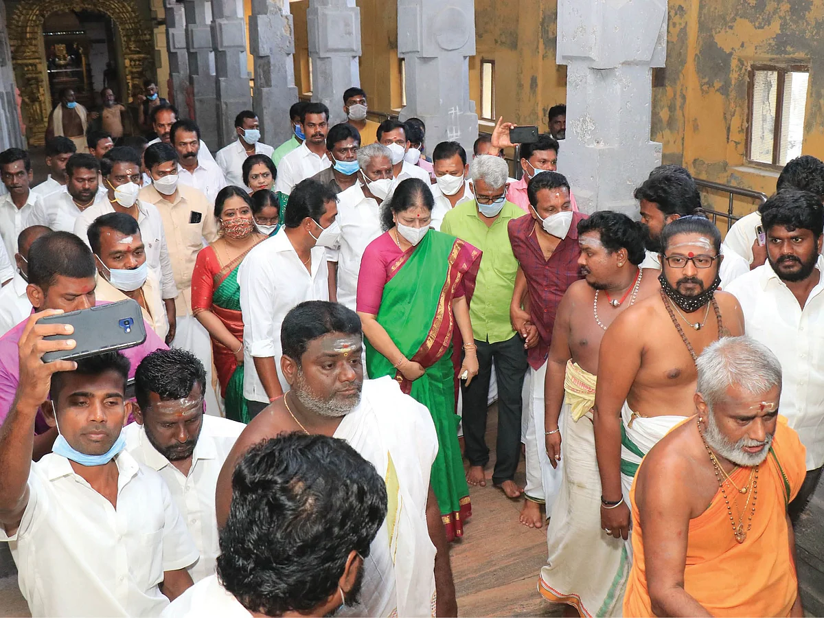 ஆன்மிகப் பயணமா... அரசியல் பயணமா? - சஸ்பென்ஸ் சசிகலா!