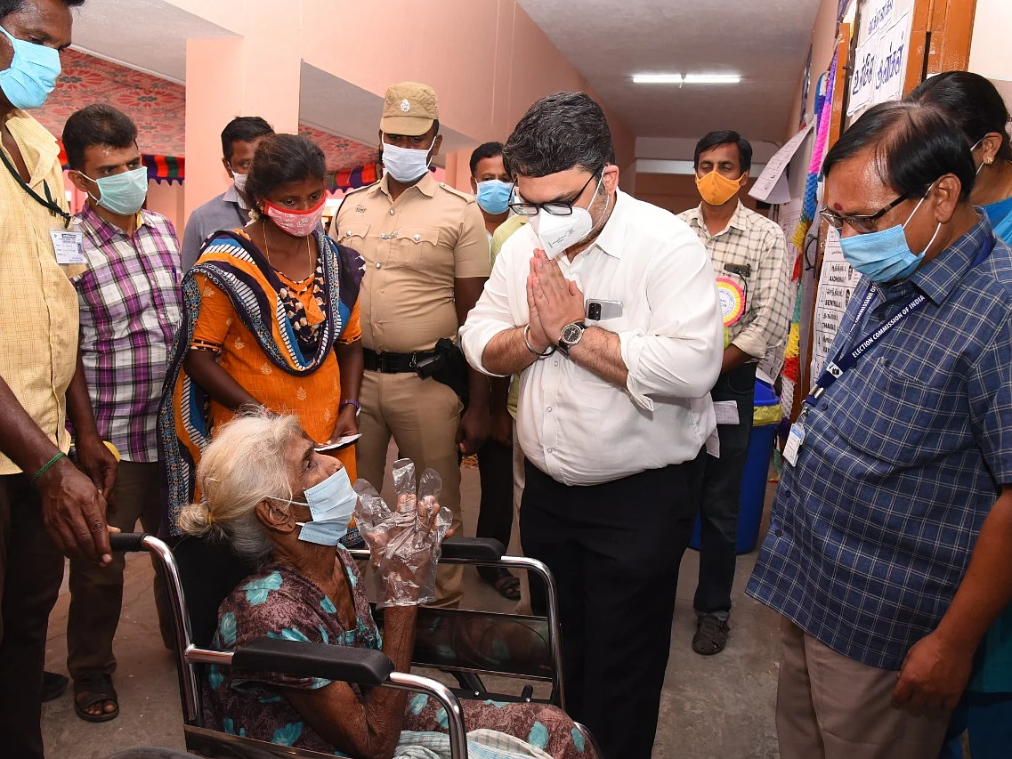 கரூர்: வாக்களிக்க வந்த 91 வயது மூதாட்டி... கைகூப்பி வணங்கிய மாவட்ட ஆட்சியர்!