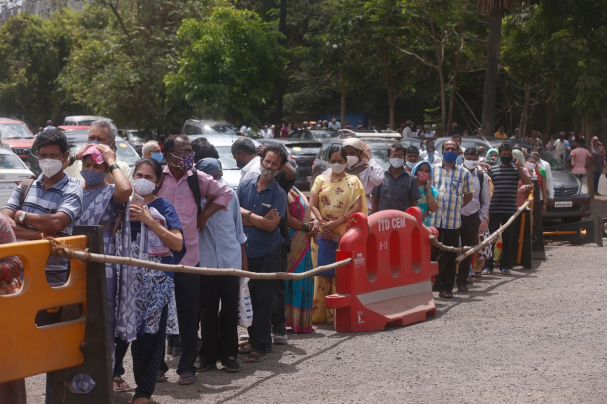 கொரோனா தடுப்பூசி போட காத்திருக்கும் மக்கள்
