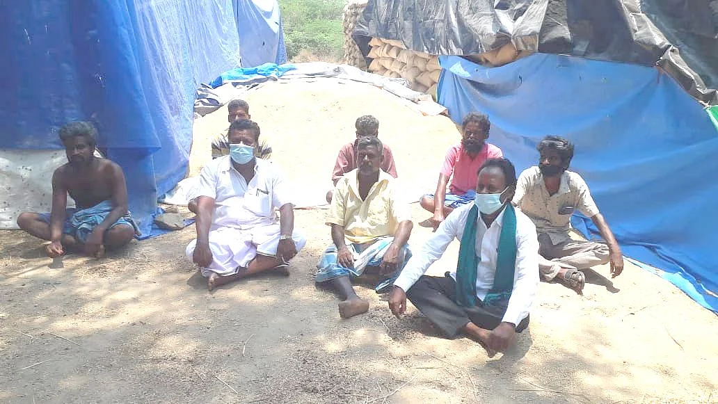 தர்ணாவில் ஈடுபட்ட விவசாயிகள்