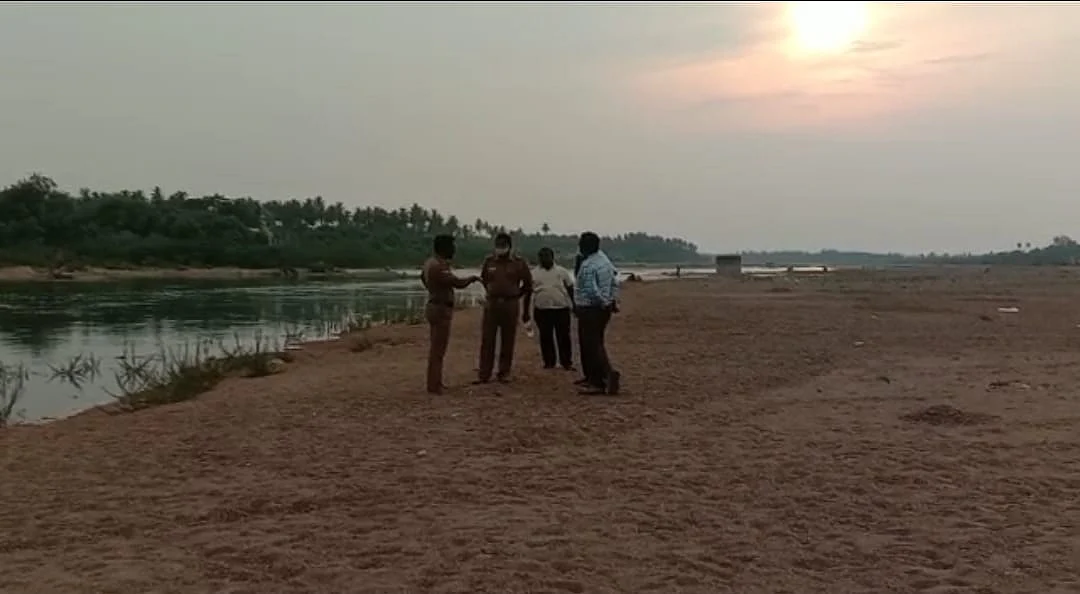 ஆய்வு செய்யும் அதிகாரிகள்