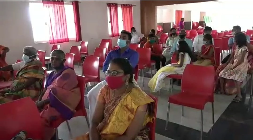 திருமண நிகழ்வில் உறவினர்கள்