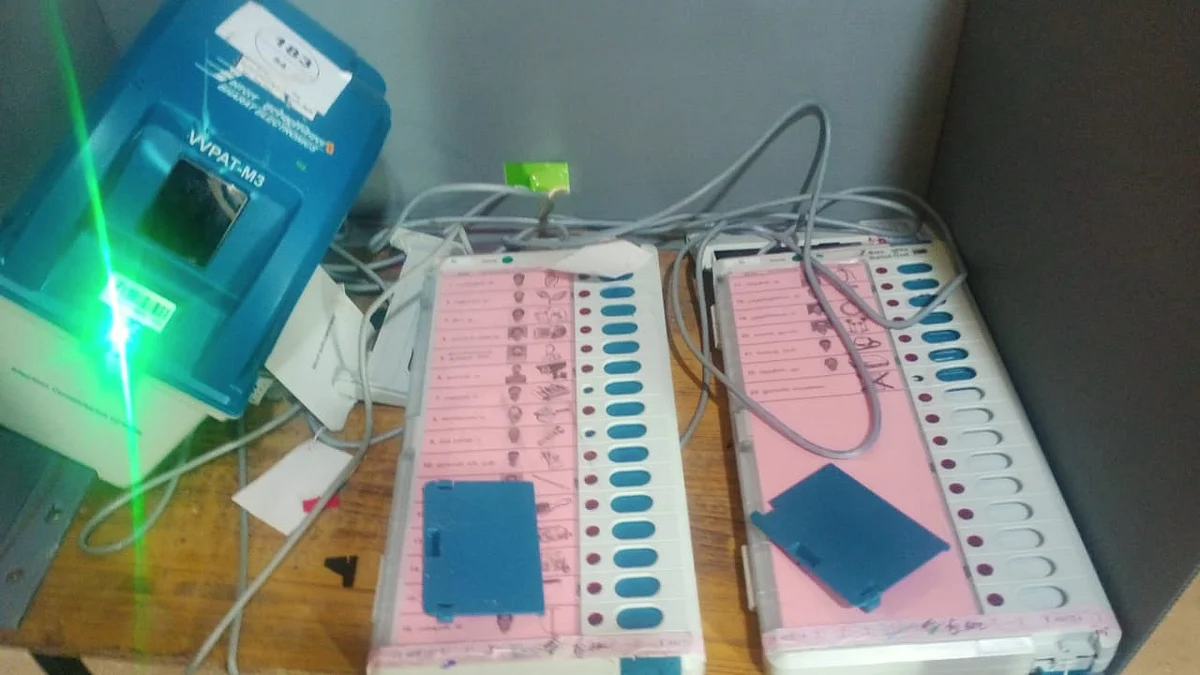 உடைக்கப்பட்ட வாக்குப்பதிவு இயந்திரம்