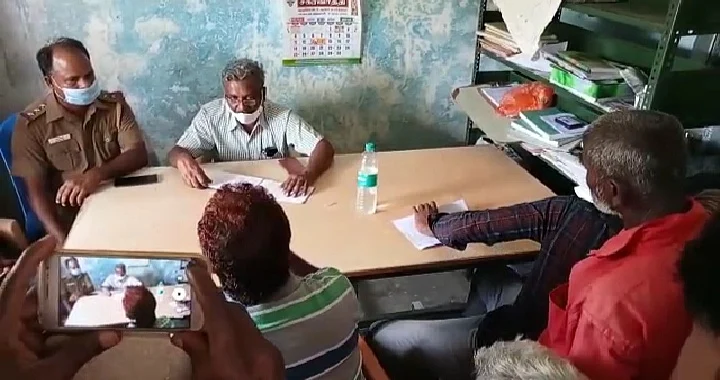 மேத்தா ரமேஷுடன் பேச்சுவார்த்தையில் ஈடுபட்ட வட்டாட்சியர்.