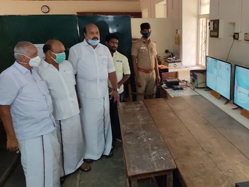 தஞ்சாவூர்: திமுக வேட்பாளர்களின் சந்தேகம்; 5 டிஷ் ஆன்டனாக்கள் அகற்றம்! -வாக்கு எண்ணும் மையப் பரபரப்பு