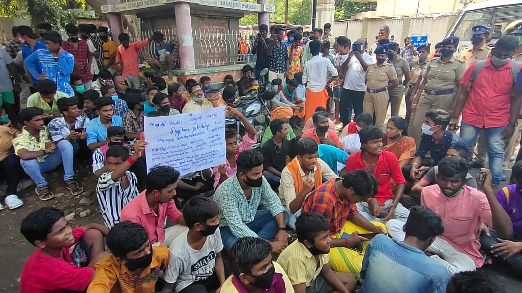 போராட்டத்தில் ஈடுபட்ட மாணவர்கள்