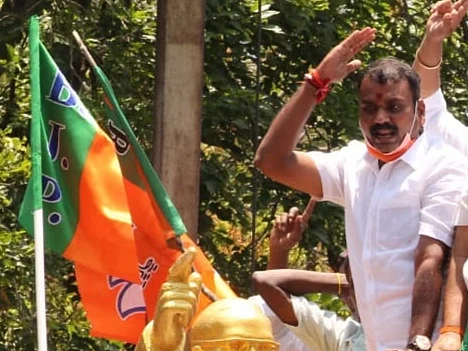 அம்பேத்கார் சிலைக்கு மாலை அணிவித்த எல்.முருகன்