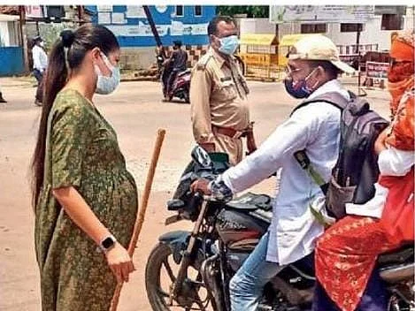 சத்தீஸ்கர்: நிறைமாத கர்ப்பத்துடன் போக்குவரத்து பணியில் ஈடுபட்ட பெண் காவலர்!